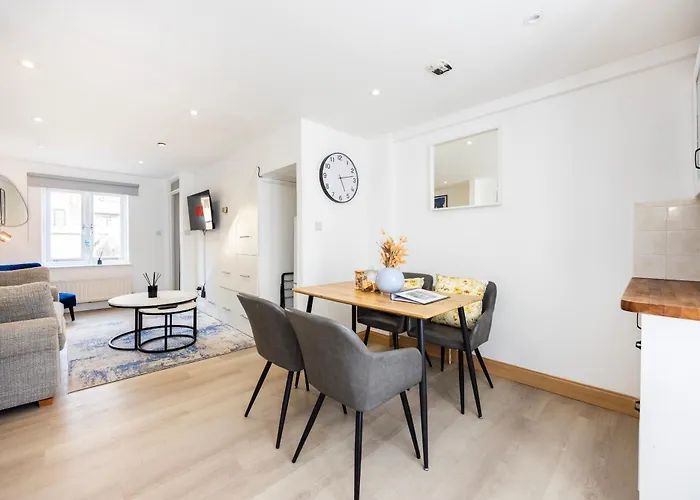 Stylish 2 Bedroom London Home With Garden Free Parking Smart Tvs Close To Thames Riverside And Canary Wharf